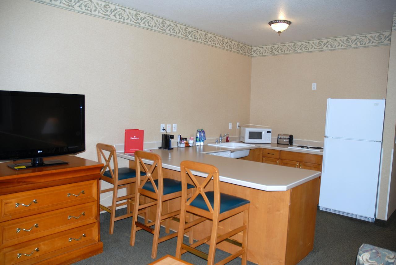 Hotel Ramada By Wyndham Olympia Zimmer foto A typical kitchen in a typical hotel room